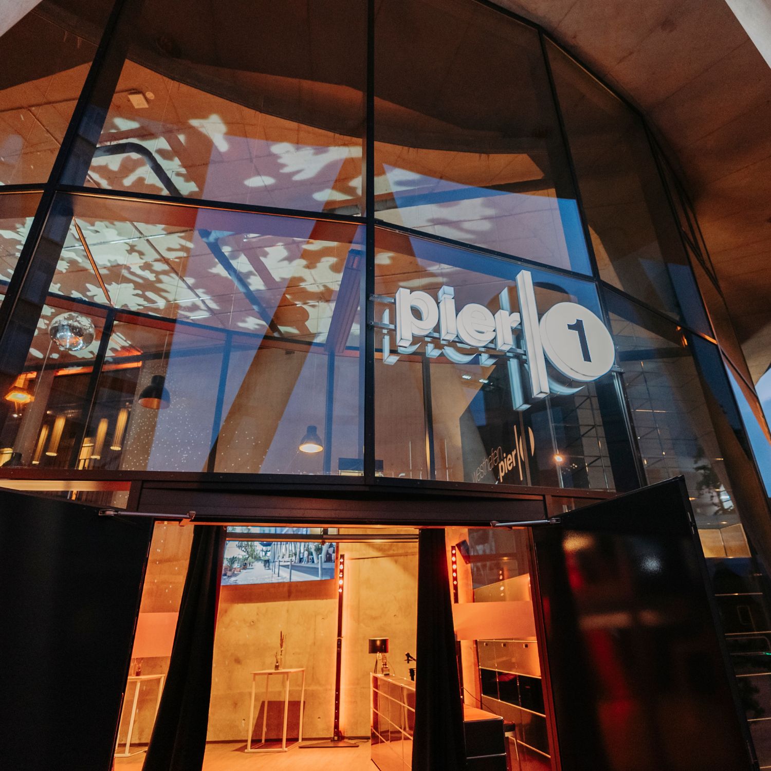 westhafenpier1 frankfurt eventlocation eingang logo abendstimmung