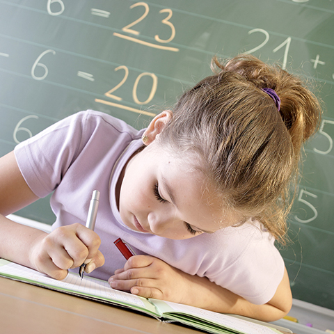 fps galerie schulen kitas schuelerin vor tafel