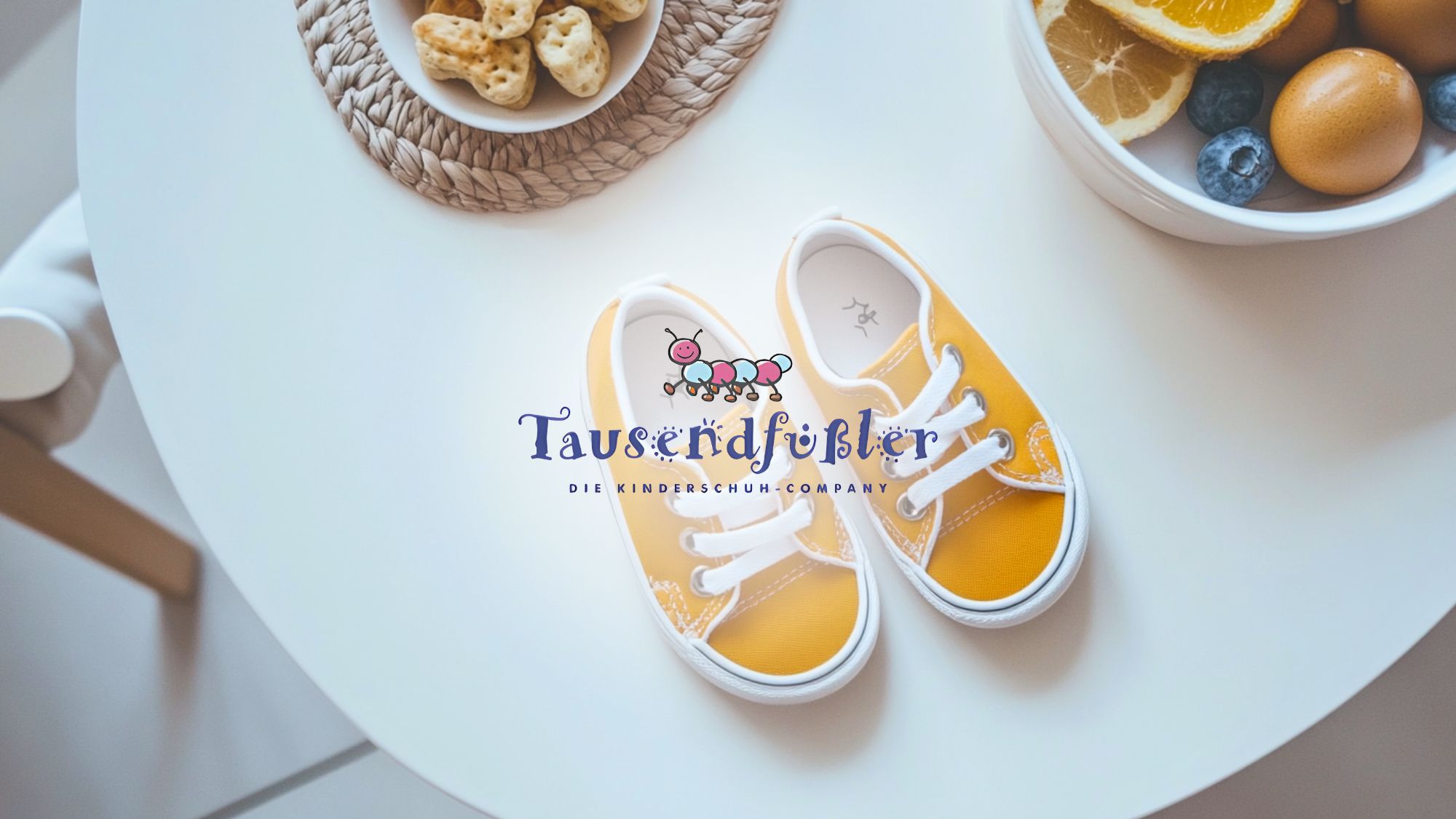 schuhe auf tisch und beeren daneben fps catering tausendfuessler werbung v2