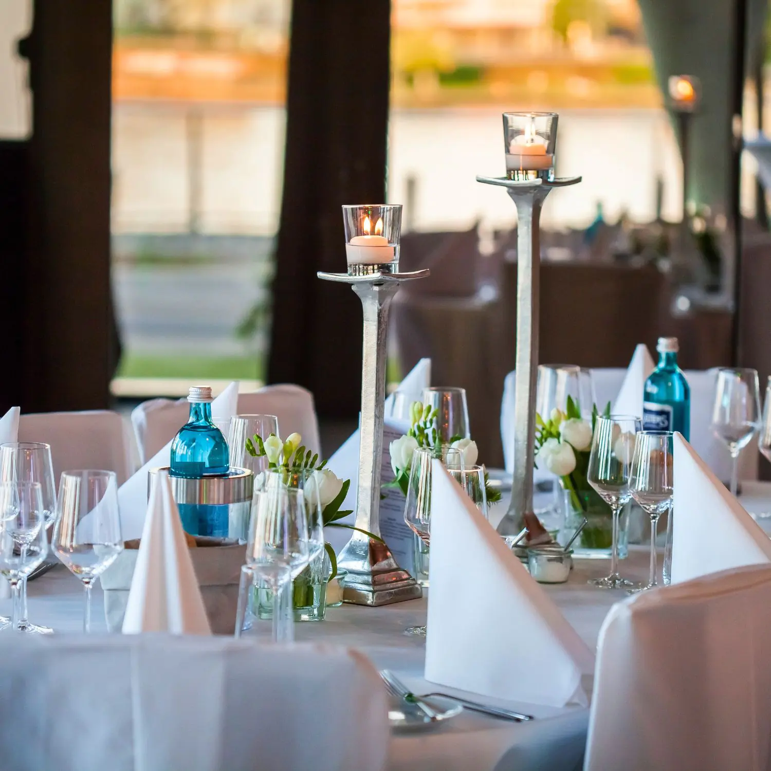 eventlocation festlich gedeckter tisch firmenevent