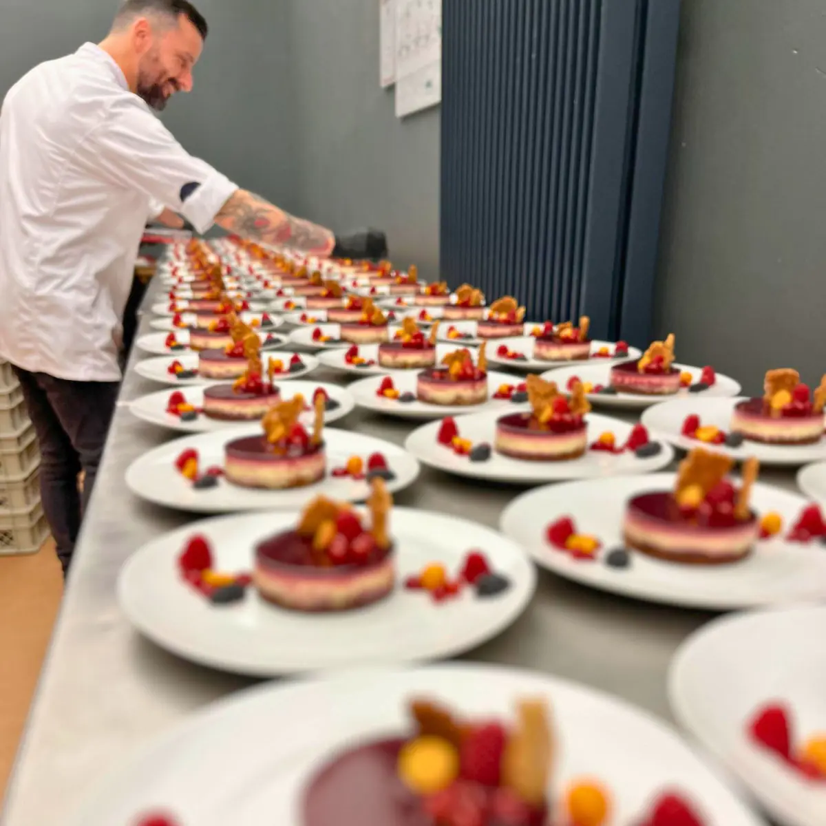 dessert anrichten beerentoertchen firmencatering kueche eventvorbereitung