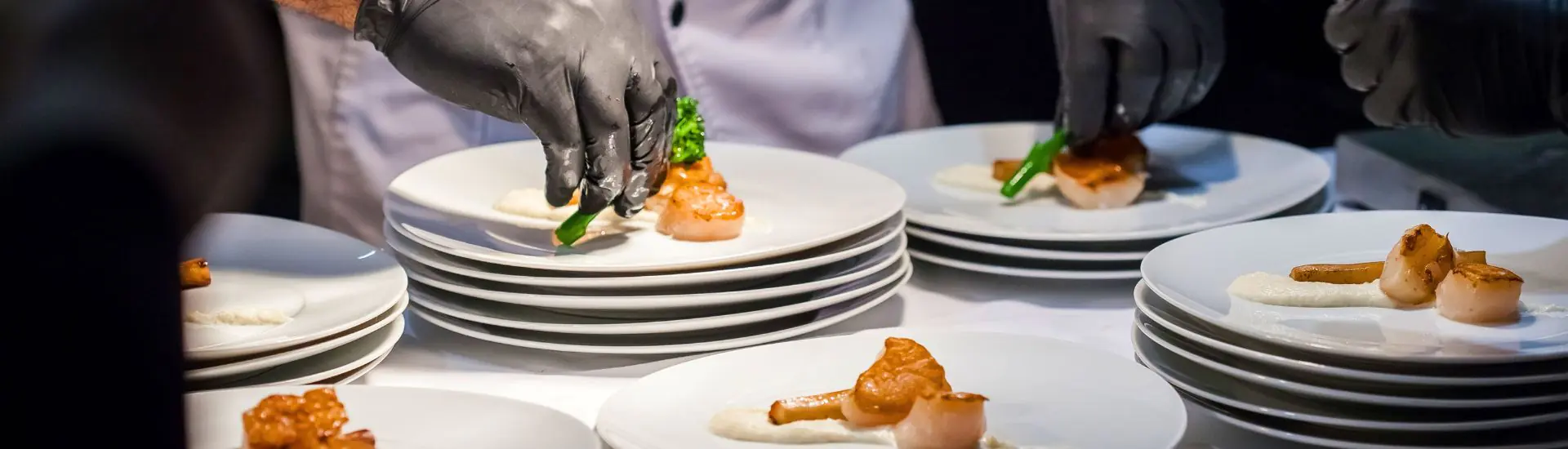 fine dining vorspeise anrichten jakobsmuscheln eventcatering