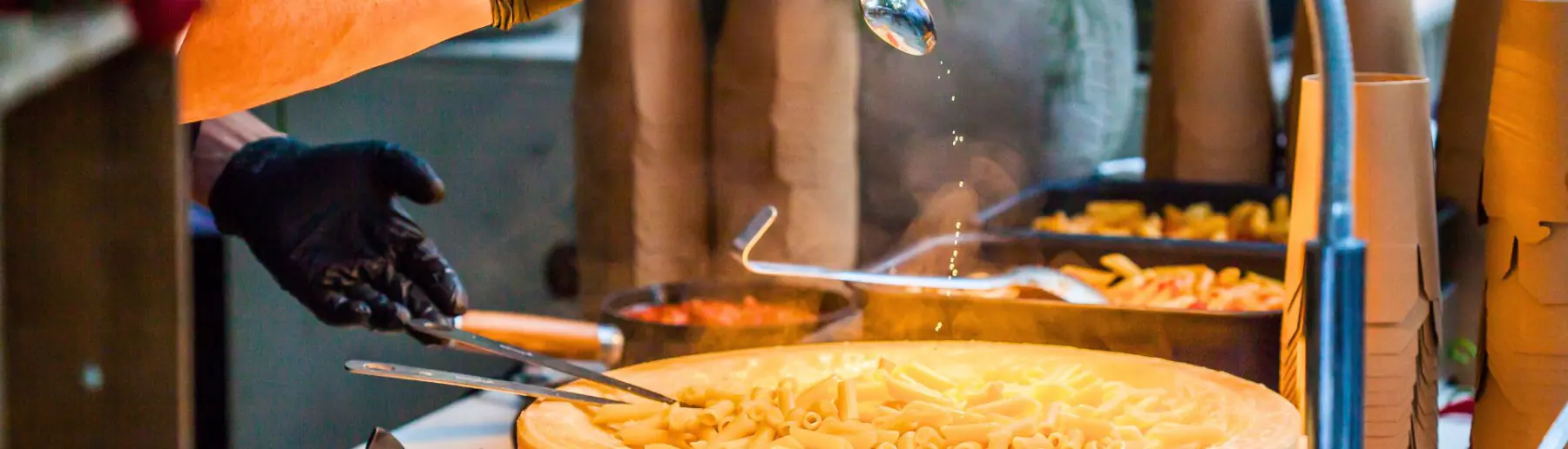 live cooking pasta parmesanlaib eventcatering frisch zubereitet