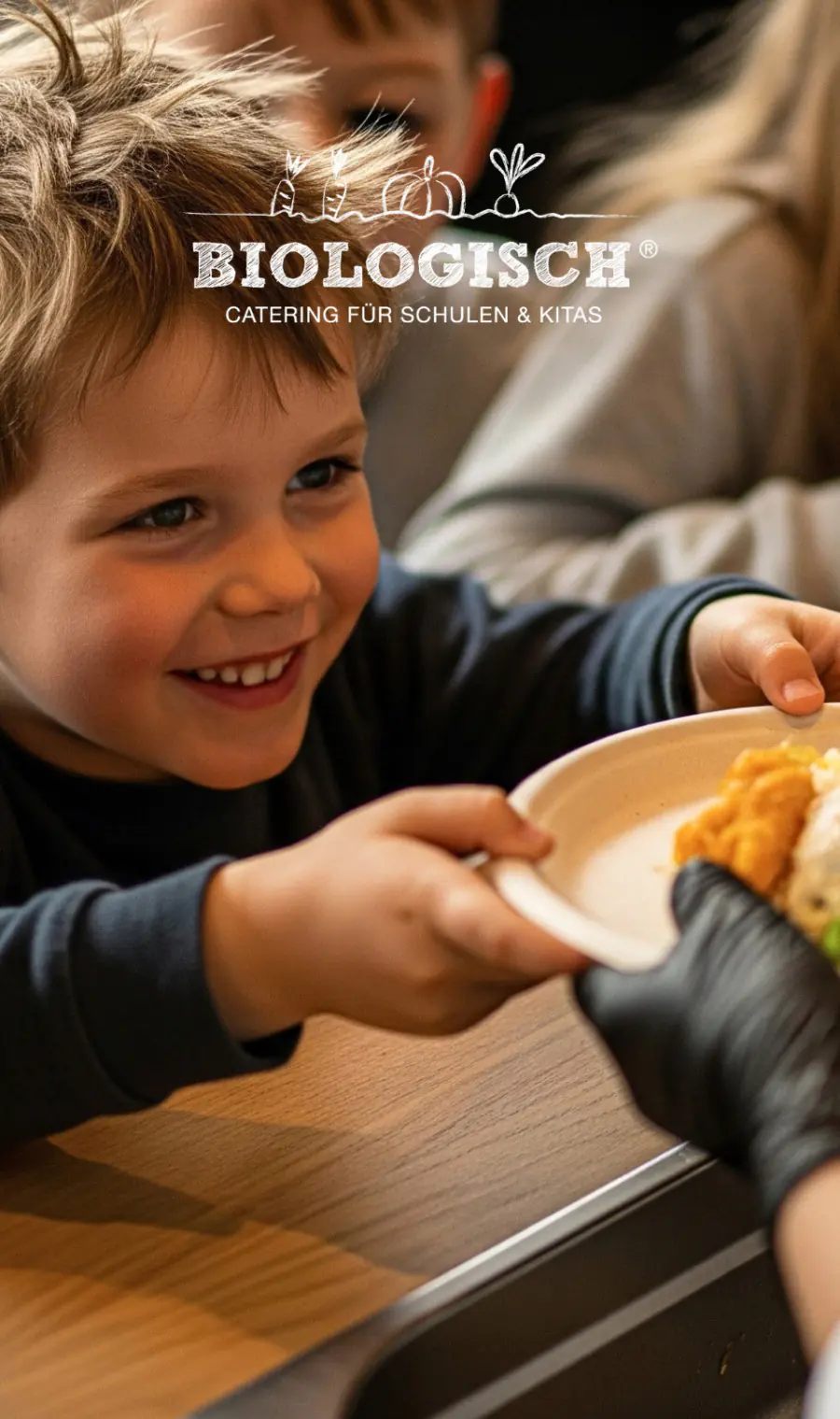 fps catering schul und kita catering froehliche kids an der essensausgabe