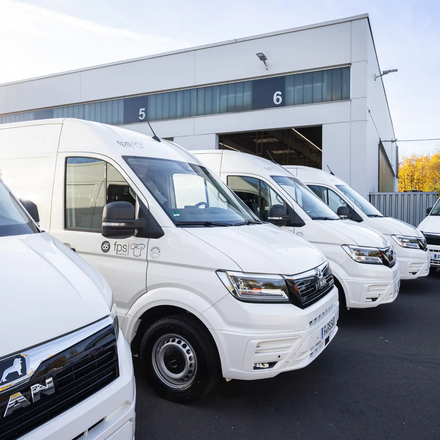 fps catering fahrzeugflotte vor firmengebaeude.jpg
